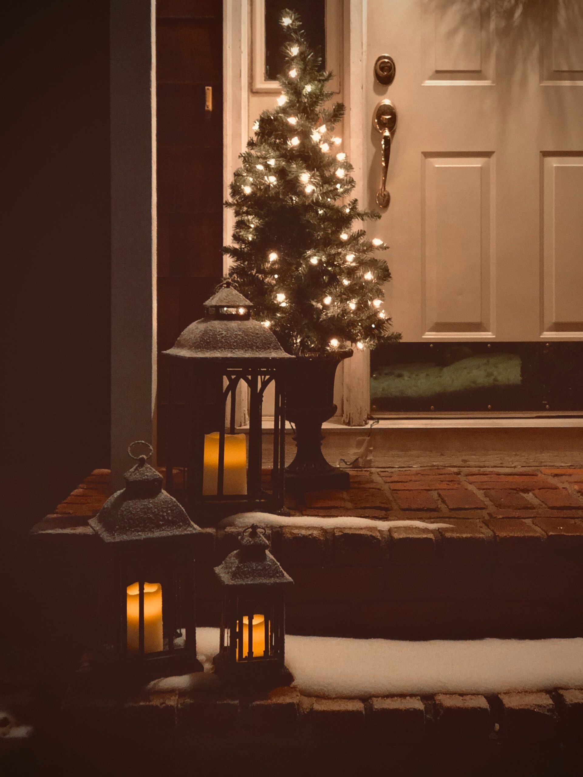Unique Ways to Decorate Outside for the Holidays